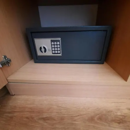 Beutiful Ground Floor Apartment Close To Beach شقة *