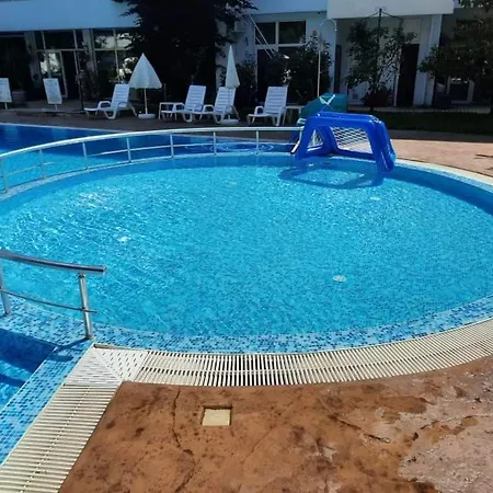 Beutiful Ground Floor Apartment Close To Beach شقة