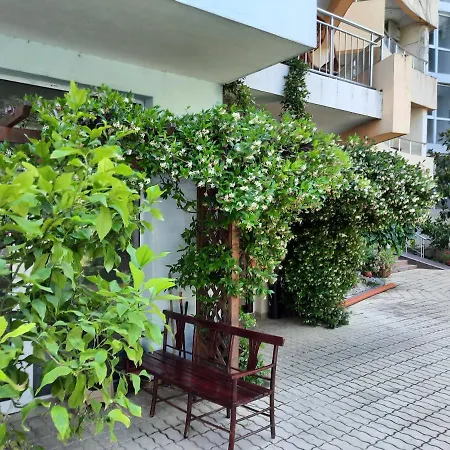 Beutiful Ground Floor Apartment Close To Beach شقة *