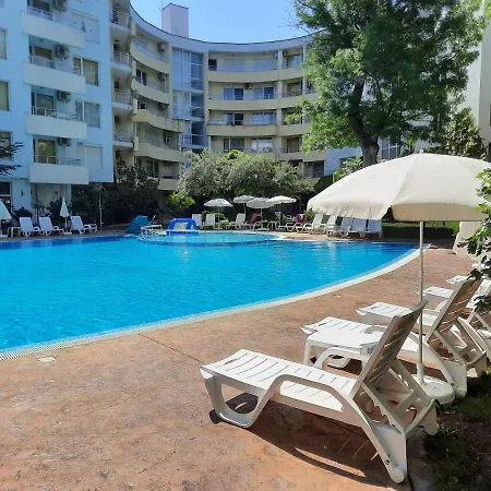 Beutiful Ground Floor Apartment Close To Beach شقة *